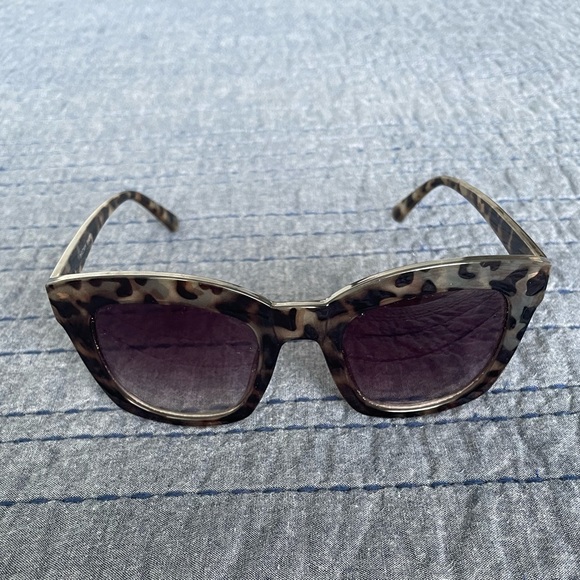 Loft Oversized Throwin’ Shade Sunglasses Gray/Black Tortoise - Picture 5 of 8